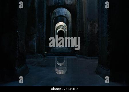 Die alte römische Zisterne Piscina Mirabilis auf dem Hügel Bacoli in Neapel Stockfoto