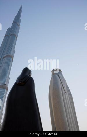 'Zusammen' Statuen, entworfen vom syrischen Künstler Lutfi Romhein mit dem Burj Khalifa, Dubai, Vereinigte Arabische Emirate, Statue des arabischen Paares Stockfoto