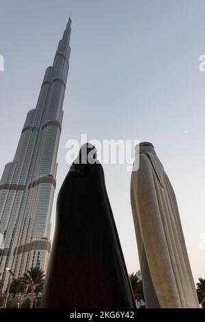 'Zusammen' Statuen, entworfen vom syrischen Künstler Lutfi Romhein mit dem Burj Khalifa, Dubai, Vereinigte Arabische Emirate, Statue des arabischen Paares Stockfoto