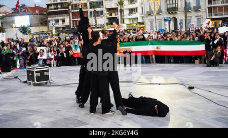 Izmir, Türkei, Türkei. 19.. November 2022. Die iranische Bevölkerung in Izmir, insbesondere Frauen und Frauenorganisationen, protestierten am 13. September gegen den Tod von Mahsa Amini durch die Moralpolizei im Iran. Der 22-jährige Mahsa Amini wurde an einer U-Bahnstation in Teheran verhaftet und beschuldigt, moralische Gesetze verletzt zu haben. Amini fiel nach der Inhaftierung ins Koma, wurde ins Krankenhaus eingeliefert und starb am 16. September. Als Reaktion auf den Tod von Mahsa Amini hat sich eine Reihe von Protesten im Iran und weltweit immer noch fortgesetzt. (Bild: © Idil Toffolo/Pacific Press via ZUMA Press Wire) Stockfoto