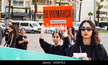 Izmir, Türkei, Türkei. 19.. November 2022. Die iranische Bevölkerung in Izmir, insbesondere Frauen und Frauenorganisationen, protestierten am 13. September gegen den Tod von Mahsa Amini durch die Moralpolizei im Iran. Der 22-jährige Mahsa Amini wurde an einer U-Bahnstation in Teheran verhaftet und beschuldigt, moralische Gesetze verletzt zu haben. Amini fiel nach der Inhaftierung ins Koma, wurde ins Krankenhaus eingeliefert und starb am 16. September. Als Reaktion auf den Tod von Mahsa Amini hat sich eine Reihe von Protesten im Iran und weltweit immer noch fortgesetzt. (Bild: © Idil Toffolo/Pacific Press via ZUMA Press Wire) Stockfoto