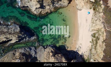 Draufsicht über den Strand an der Algarve, Portugal während der Sommerferien. Fantastische Reiseziele. Reisen und Abenteuer. Urlaub am Meer. Stockfoto