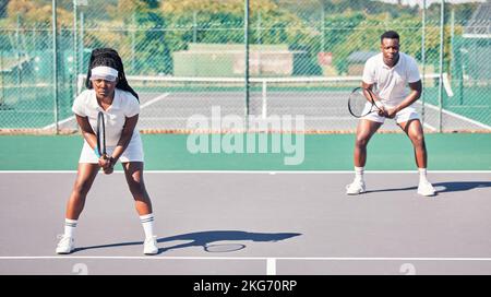 Tennis, Sport und Porträt eines schwarzen Paares auf dem Platz für Spiel, Wettbewerb oder Spiel. Doppel Partner, Fitness und Teamwork von Tennisspielern, Mann und Stockfoto