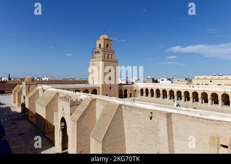 Blick auf die große Moschee von Kairouan. Die große Moschee ist ein architektonisches Meisterwerk, das als Vorbild für mehrere andere Maghreban-Moscheen diente. Stockfoto