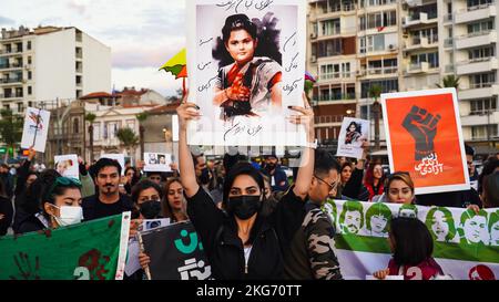 Izmir, Türkei, Türkei. 19.. November 2022. Die iranische Bevölkerung in Izmir, insbesondere Frauen und Frauenorganisationen, protestierten am 13. September gegen den Tod von Mahsa Amini durch die Moralpolizei im Iran. Der 22-jährige Mahsa Amini wurde an einer U-Bahnstation in Teheran verhaftet und beschuldigt, moralische Gesetze verletzt zu haben. Amini fiel nach der Inhaftierung ins Koma, wurde ins Krankenhaus eingeliefert und starb am 16. September. Als Reaktion auf den Tod von Mahsa Amini hat sich eine Reihe von Protesten im Iran und weltweit immer noch fortgesetzt. (Bild: © Idil Toffolo/Pacific Press via ZUMA Press Wire) Stockfoto