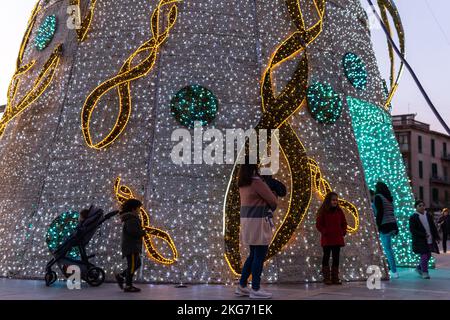 Palma de Mallorca, Spanien; november 20 2022: Riesiger Weihnachtsbaum im Parc de ses Estacions in der Stadt Palma de Mallorca, Spanien Stockfoto