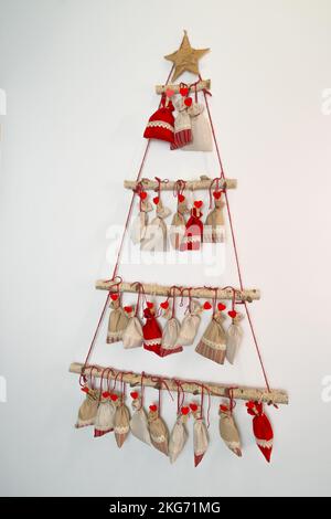 Ein magischer, handgemachter Adventskalender. An graues Rot angepasst. Voller Nüsse und Schokolade für unsere Kinder und andere Familienmitglieder. Stockfoto