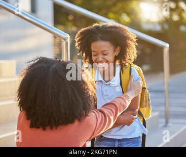 Schule, Bildung und Mutter mit Mädchen am Morgen für die Rückkehr zur Schule, Lernen und Kinderentwicklung. Schwarze Familie, Liebe und Mutter sagen Auf Wiedersehen zu Stockfoto