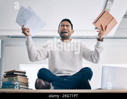 Stress, Burnout und Geschäftsmann im Büro weinen, leiden an psychischen Störungen und Überlastung. Angst, frustriert und männliche Mitarbeiter mit Stockfoto