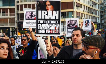 Izmir, Türkei, Türkei. 19.. November 2022. Die iranische Bevölkerung in Izmir, insbesondere Frauen und Frauenorganisationen, protestierten am 13. September gegen den Tod von Mahsa Amini durch die Moralpolizei im Iran. Der 22-jährige Mahsa Amini wurde an einer U-Bahnstation in Teheran verhaftet und beschuldigt, moralische Gesetze verletzt zu haben. Amini fiel nach der Inhaftierung ins Koma, wurde ins Krankenhaus eingeliefert und starb am 16. September. Als Reaktion auf den Tod von Mahsa Amini hat sich eine Reihe von Protesten im Iran und weltweit immer noch fortgesetzt. (Bild: © Idil Toffolo/Pacific Press via ZUMA Press Wire) Stockfoto