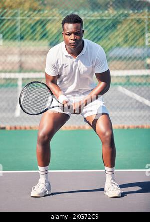 Tennis, Sport und schwarzer Mann im Portrait für Spiel, Wettkampf und Training mit Fokus, Kraft und Energie Wellness. Stark, Athlet und Fitness african Stockfoto