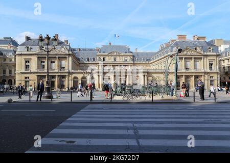 PARIS, FRANKREICH - 12. MAI 2015: Dies ist die Fassade des Palais Royal (Gebäude des Staatsrats). Stockfoto