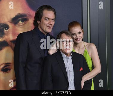 Die Schauspieler Michael Shannon (L) und Jessica Chastain (R) und der berühmte Nashville-Vocal-Coach Ron Browning (C) nehmen an der Premiere von Showtime's biografischer TV-Serie 'George & Tammy' in den Goya Studios in Los Angeles am Montag, den 21. November 2022 Teil. Chastain und Shannon unternahmen monatelang ein intensives Gesangstraining mit Browning für den Film und probten Jones und Wynettes Top-Songs. Storyline: Die limitierte Serie zeichnet das Country-Musik-Power-Paar Tammy Wynette und George Jones auf, deren komplizierte (aber dauerhafte) Beziehung einige der kultigsten Musik aller Zeiten inspirierte. Foto von Jim Ruymen Stockfoto