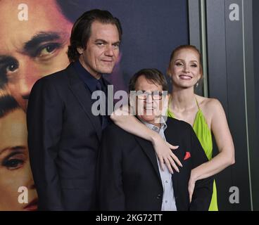Die Schauspieler Michael Shannon (L) und Jessica Chastain (R) und der berühmte Nashville-Vocal-Coach Ron Browning (C) nehmen an der Premiere von Showtime's biografischer TV-Serie 'George & Tammy' in den Goya Studios in Los Angeles am Montag, den 21. November 2022 Teil. Chastain und Shannon unternahmen monatelang ein intensives Gesangstraining mit Browning für den Film und probten Jones und Wynettes Top-Songs. Storyline: Die limitierte Serie zeichnet das Country-Musik-Power-Paar Tammy Wynette und George Jones auf, deren komplizierte (aber dauerhafte) Beziehung einige der kultigsten Musik aller Zeiten inspirierte. Foto von Jim Ruymen Stockfoto