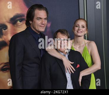 Die Schauspieler Michael Shannon (L) und Jessica Chastain (R) und der berühmte Nashville-Vocal-Coach Ron Browning (C) nehmen an der Premiere von Showtime's biografischer TV-Serie 'George & Tammy' in den Goya Studios in Los Angeles am Montag, den 21. November 2022 Teil. Chastain und Shannon unternahmen monatelang ein intensives Gesangstraining mit Browning für den Film und probten Jones und Wynettes Top-Songs. Storyline: Die limitierte Serie zeichnet das Country-Musik-Power-Paar Tammy Wynette und George Jones auf, deren komplizierte (aber dauerhafte) Beziehung einige der kultigsten Musik aller Zeiten inspirierte. Foto von Jim Ruymen Stockfoto