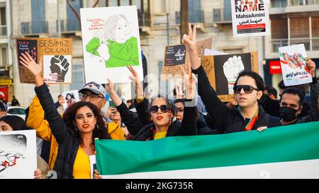 19. November 2022, Izmir, Türkei, Türkei: Die iranische Bevölkerung in Izmir, insbesondere Frauen und Frauenorganisationen, protestierten am 13. September gegen den Tod von Mahsa Amini durch die Moralpolizei im Iran. Der 22-jährige Mahsa Amini wurde an einer U-Bahnstation in Teheran verhaftet und beschuldigt, moralische Gesetze verletzt zu haben. Amini fiel nach der Inhaftierung ins Koma, wurde ins Krankenhaus eingeliefert und starb am 16. September. Als Reaktion auf den Tod von Mahsa Amini hat sich eine Reihe von Protesten im Iran und weltweit immer noch fortgesetzt. (Bild: © Idil Toffolo/Pacific Press via ZUMA Press Wire) Stockfoto