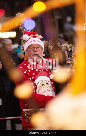 Christmas Light Switch on Lockerbie, Scotland, Lockerbie Pipe Band verkleidet in Weihnachts-Fancy-Kleid Stockfoto