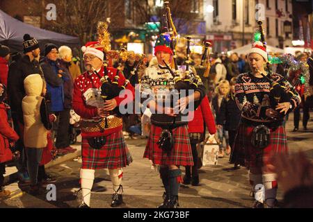 Christmas Light Switch on Lockerbie, Scotland, Lockerbie Pipe Band verkleidet in Weihnachts-Fancy-Kleid Stockfoto