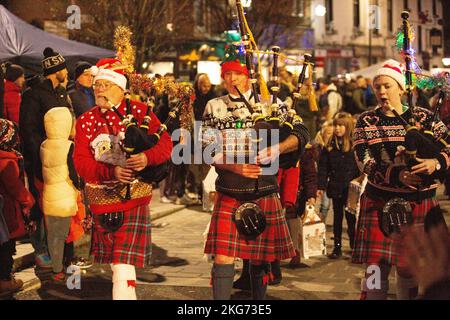 Christmas Light Switch on Lockerbie, Scotland, Lockerbie Pipe Band verkleidet in Weihnachts-Fancy-Kleid Stockfoto