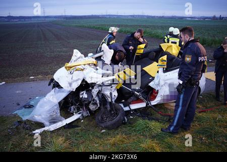 22. November 2022, Bayern, Künzing: Ein schwer beschädigtes Auto steht nach einem Unfall am B8 zwischen Künzing im Landkreis Deggendorf und Vilshofen im Landkreis Passau. Ein Fahrer wollte wahrscheinlich ein vorausfahrendes Fahrzeug mit seinem Auto überholen und kollidierte mit einem entgegenkommenden Lkw, sagte ein Polizeisprecher. Beide Fahrzeuge landeten im Graben. (Zu dpa 'Schließung der B8 bei Vilshofen nach Kollision von LKW und Auto') Foto: Markus Zechbauer/Zema-Medien/dpa Stockfoto