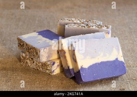 Handgemachte Seife Nahaufnahme. Natürliche Seife bilden. Seifenstücke Nahaufnahme. Wellnessanwendungen, Hautpflege Stockfoto