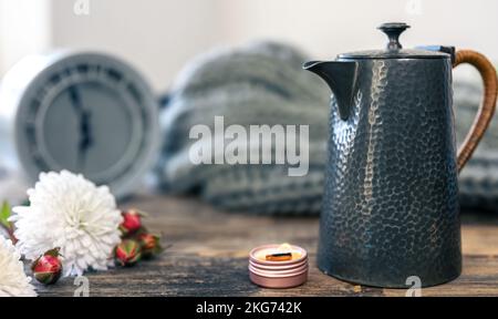 Schöne strukturierte Teekane auf einem verschwommenen Hintergrund Nahaufnahme. Stockfoto