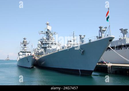Präfektur Kanagawa, Japan - 14. April 2007: Indische Marine INS Mysore (D60), Zerstörer der Delhi-Klasse und INS Kuthar (P46), Korvette der Khukri-Klasse. Stockfoto