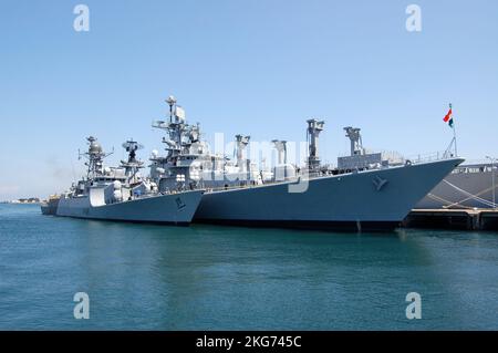 Präfektur Kanagawa, Japan - 14. April 2007: Indische Marine INS Mysore (D60), Zerstörer der Delhi-Klasse und INS Kuthar (P46), Korvette der Khukri-Klasse. Stockfoto