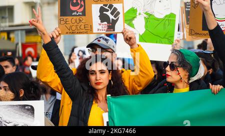 Izmir, Türkei, Türkei. 19.. November 2022. Die iranische Bevölkerung in Izmir, insbesondere Frauen und Frauenorganisationen, protestierten am 13. September gegen den Tod von Mahsa Amini durch die Moralpolizei im Iran. Der 22-jährige Mahsa Amini wurde an einer U-Bahnstation in Teheran verhaftet und beschuldigt, moralische Gesetze verletzt zu haben. Amini fiel nach der Inhaftierung ins Koma, wurde ins Krankenhaus eingeliefert und starb am 16. September. Als Reaktion auf den Tod von Mahsa Amini hat sich eine Reihe von Protesten im Iran und weltweit immer noch fortgesetzt. (Bild: © Idil Toffolo/Pacific Press via ZUMA Press Wire) Stockfoto