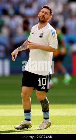 Doha, Katar. 22.. November 2022. Lionel Messi aus Argentinien erwärmt sich beim Spiel der FIFA Fußball-Weltmeisterschaft 2022 im Lusail Stadium in Doha. Bildnachweis sollte lauten: David Klein/Sportimage Kredit: Sportimage/Alamy Live News Stockfoto