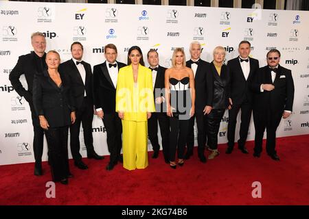 New York, USA. 21.. November 2022. Mark Speich, Leopold Hoesch, Henning Tewes, Nilam Farooq, Shary Reeves, Pia Stutzenstein, Thosten Braun, Christiane Ruff, Ute Biernat, Michael Souvignier, Lutz heineking und Jens Wolf laufen am 21. November 2022 auf dem roten Teppich bei den International Emmy Awards im New York Hilton in New York, NY. (Foto von Efren Landaos/Sipa USA) Quelle: SIPA USA/Alamy Live News Stockfoto