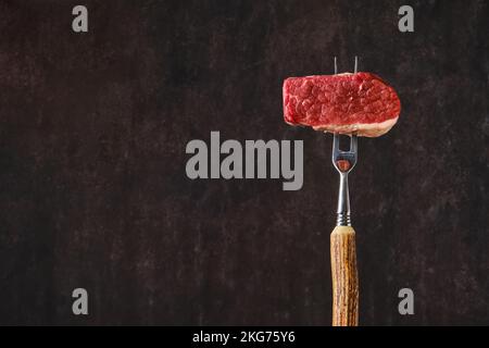 Rohes Rinderbrisket flaches Steak auf Gabel mit Platz für Text Stockfoto