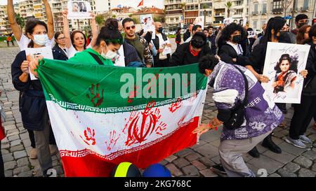 Izmir, Türkei, Türkei. 19.. November 2022. Die iranische Bevölkerung in Izmir, insbesondere Frauen und Frauenorganisationen, protestierten am 13. September gegen den Tod von Mahsa Amini durch die Moralpolizei im Iran. Der 22-jährige Mahsa Amini wurde an einer U-Bahnstation in Teheran verhaftet und beschuldigt, moralische Gesetze verletzt zu haben. Amini fiel nach der Inhaftierung ins Koma, wurde ins Krankenhaus eingeliefert und starb am 16. September. Als Reaktion auf den Tod von Mahsa Amini hat sich eine Reihe von Protesten im Iran und weltweit immer noch fortgesetzt. (Bild: © Idil Toffolo/Pacific Press via ZUMA Press Wire) Stockfoto