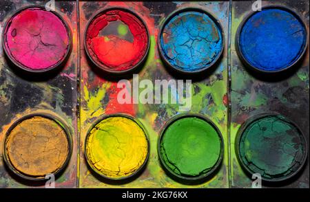 Farbkasten, Pastellfarben und Malerei, Farben und Malerei. Hochauflösende Makroaufnahme. Gelb, rot, grün, blau, orange Stockfoto