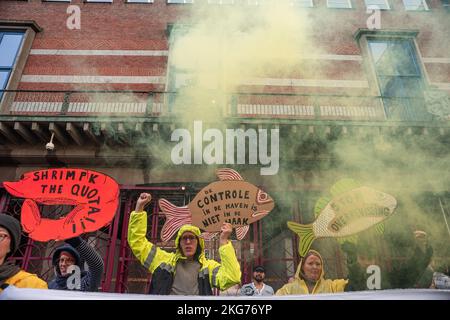 Den Haag, Niederlande. 21.. November 2022. Die Ministerien für Landwirtschaft, Natur und Lebensmittelqualität und Wirtschaft sowie das Ministerium für Klima. Bezuidenhoutseweg 73. Den Haag, Niederlande. Montag, 21. November 2022. Demonstranten des Ocean Rebellion veranstalteten heute Nachmittag einen friedlichen Protest vor den Ministerien für Landwirtschaft, Natur und Lebensmittelqualität, der in Zusammenarbeit mit OCEANA stattfand. Auch in London und Brüssel fanden Aktionen statt. Kredit: Charles M Vella/Alamy Live Nachrichten Stockfoto