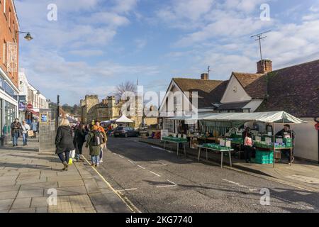 Markt im Freien, Market Hill, Stadtzentrum, Buckingham, Buckinghamshire, UK Stockfoto