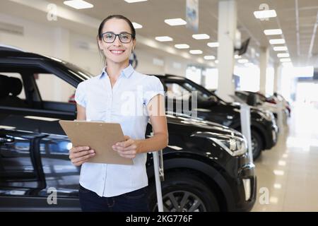 Weibliche Vermarkterin, die Neuwagen präsentiert Stockfoto
