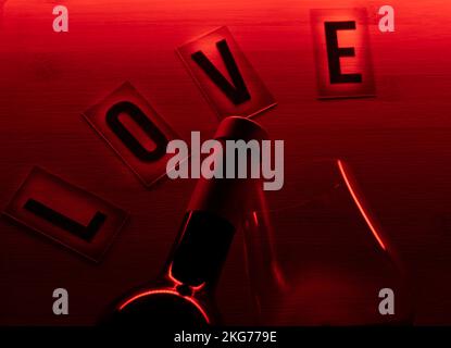 Valentinstag-Konzepte. Rotwein, Weinflaschen und Gläser. Ich liebe Schriftzeichen in Brillen. Feierlichkeiten und besondere Anlässe. Hohe Auflösung, Makro Stockfoto