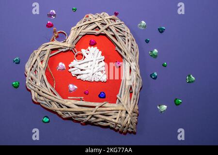Ein Herzsymbol auf blauem Hintergrund. Hausdekoration, valentinstag und Neujahr. Stockfoto