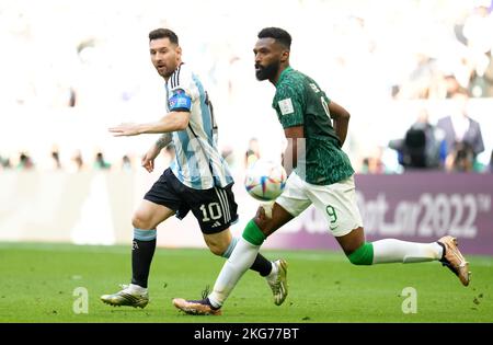 Der Argentinier Lionel Messi (links) und der Saudi-arabische Spieler Firas Al-Buraikan kämpfen während des Spiels der FIFA-Weltmeisterschaft der Gruppe C im Lusail Stadium, Lusail, Katar, um den Ball. Bilddatum: Dienstag, 22. November 2022. Stockfoto