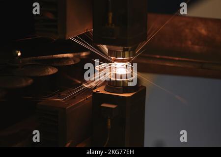 Metallschneidemaschine mit herausschleudernden Brandfunken Stockfoto