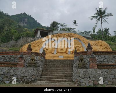 Buddha-Kopfstatue auf dem Menoreh-Hügel Stockfoto