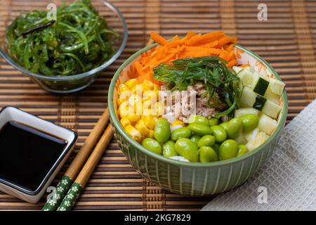 salat im hawaiianischen Stil mit Thunfisch und frischem Gemüse Stockfoto
