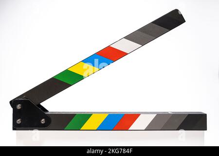 Filmklapper. Erforderliche Ausrüstung für Kino und Video, isoliert und Makroaufnahmen auf weißem Hintergrund Stockfoto