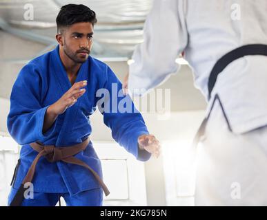 Kampfkunst, Karate und Schüler lernen Sicherheit oder Selbstverteidigung von einem Taekwondo-Experten oder Meister in einem Dojo. Fokus-, Fitness- und Kampflehrer Stockfoto