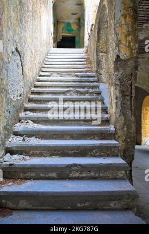 Verlorener Platz in Eleousa. Verfallenes Sanatorium. Historische italienische Siedlung. Detailansicht einer alten Treppe. Rhodos, Griechenland. Stockfoto