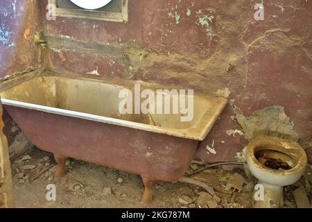 Bad in einem verlassenen Sanatorium in Elousa abgerissen. Verlorener Ort Rhodos Insel, Griechenland. Stockfoto