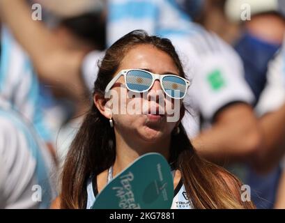 Lusail, Katar. 22.. November 2022. Ein Fan reagiert vor dem Spiel der Gruppe C zwischen Argentinien und Saudi-Arabien bei der FIFA-Weltmeisterschaft 2022 im Lusail-Stadion in Lusail, Katar, 22. November 2022. Quelle: Cao Can/Xinhua/Alamy Live News Stockfoto