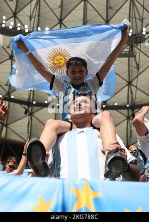 Lusail, Katar. 22.. November 2022. Die Fans reagieren vor dem Spiel der Gruppe C zwischen Argentinien und Saudi-Arabien bei der FIFA-Weltmeisterschaft 2022 im Lusail-Stadion in Lusail, Katar, am 22. November 2022. Quelle: Cao Can/Xinhua/Alamy Live News Stockfoto