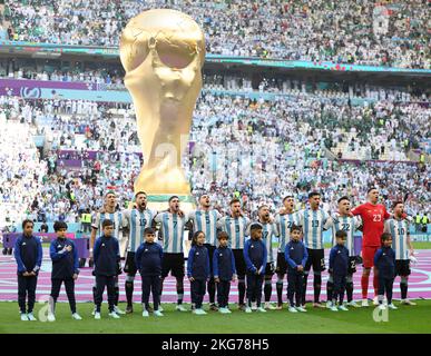 Lusail, Katar. 22.. November 2022. Argentinische Spieler reagieren vor dem Spiel der Gruppe C zwischen Argentinien und Saudi-Arabien bei der FIFA-Weltmeisterschaft 2022 im Lusail-Stadion in Lusail, Katar, 22. November 2022. Quelle: Cao Can/Xinhua/Alamy Live News Stockfoto
